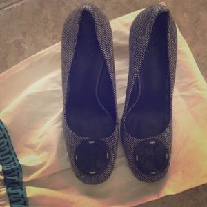 Size 8.5 barely worn Tory Burch shoes!